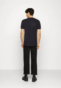 ESPRIT Nebu - T-Shirt Basic - Black 7 ESPRIT Nebu - T-Shirt Basic - Black -ESPRIT Winkel 24c59017b2734f228b5ec055768e55d9